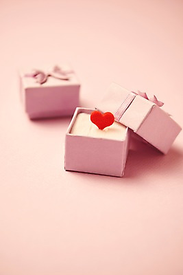 포토 JPG 스튜디오촬영 행복 감정 분홍색 실내 사랑 누끼 사람없음 빨간색 선물상자 상자 하트 즐거움 오브젝트 분홍색배경 국내포토 모양 컬러 백그라운드 선물 내부 파일형식