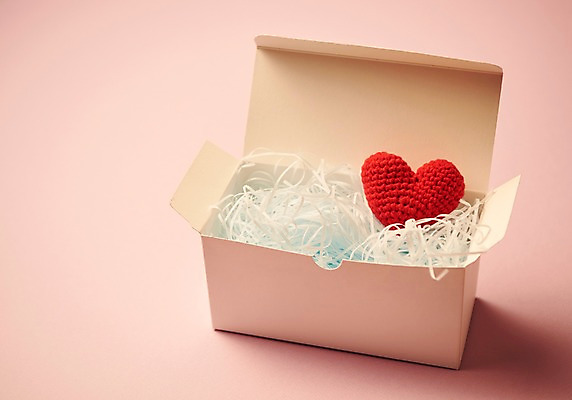 포토 JPG 스튜디오촬영 행복 감정 실내 사랑 누끼 사람없음 빨간색 선물상자 상자 하트 오픈 즐거움 오브젝트 분홍색배경 국내포토 모양 분홍색 컬러 백그라운드 선물 내부 파일형식