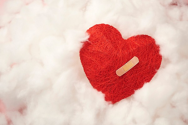 포토 JPG 스튜디오촬영 구름 행복 감정 백그라운드 실내 사랑 사람없음 빨간색 하트 반창고 솜 즐거움 오브젝트 국내포토 자연요소 모양 컬러 내부 의료용품 파일형식