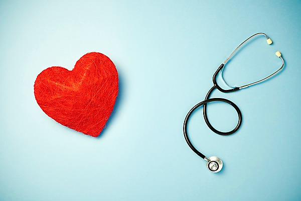 포토 JPG 스튜디오촬영 행복 감정 청진기 실내 사랑 누끼 사람없음 빨간색 하트 심장 즐거움 오브젝트 파란배경 국내포토 모양 컬러 의료기기 내부 파란색 장기 파일형식 신체 의학