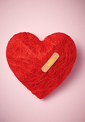 포토 JPG 스튜디오촬영 행복 감정 실내 사랑 누끼 사람없음 빨간색 하트 반창고 즐거움 오브젝트 분홍색배경 국내포토 모양 분홍색 컬러 내부 의료용품 파일형식 의료기기 의학