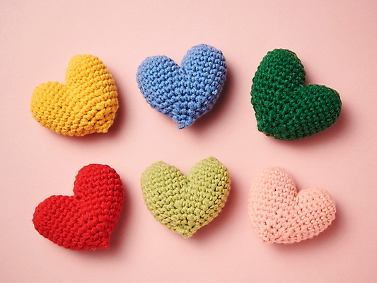 포토 JPG 스튜디오촬영 행복 감정 쿠션 실내 사랑 누끼 사람없음 컬러풀 하트 털실 즐거움 오브젝트 하트쿠션 분홍색배경 국내포토 모양 분홍색 컬러 백그라운드 내부 실 파일형식