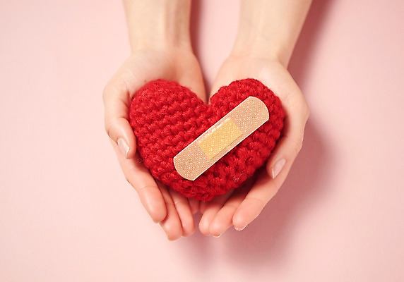 포토 JPG 스튜디오촬영 행복 감정 실내 사랑 누끼 신체부위 빨간색 양손 하트 반창고 털실 손내밀기 즐거움 오브젝트 분홍색배경 국내포토 모양 손 분홍색 컬러 백그라운드 사람 손짓 내부 의료용품 실 파일형식