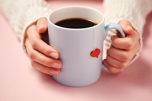 포토 JPG 스튜디오촬영 행복 감정 커피 실내 사랑 누끼 근접촬영 신체부위 빨간색 머그컵 양손 하트 즐거움 오브젝트 티백 분홍색배경 국내포토 모양 손 음료 뷰포인트 분홍색 컬러 백그라운드 사람 내부 컵 차_음료 파일형식