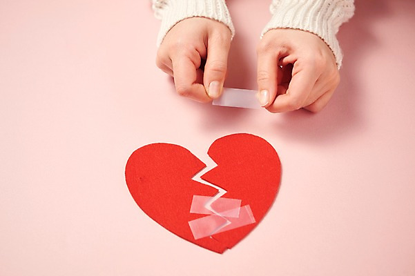 포토 JPG 스튜디오촬영 행복 감정 백그라운드 실내 사랑 누끼 신체부위 빨간색 양손 하트 균열 상처 즐거움 오브젝트 스카치테이프 붙이기 국내포토 모양 손 컬러 모션 사람 내부 테이프 파일형식