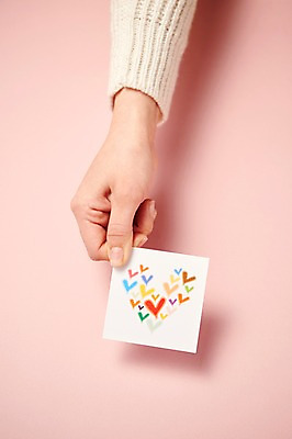 포토 JPG 스튜디오촬영 손 행복 감정 실내 사랑 누끼 신체부위 하트 잡기 손내밀기 즐거움 오브젝트 분홍색배경 국내포토 카드프레임 모양 분홍색 백그라운드 모션 프레임 사람 손짓 내부 파일형식