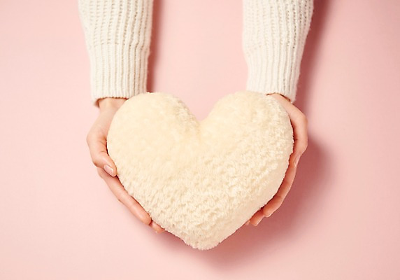 포토 JPG 스튜디오촬영 행복 감정 쿠션 실내 사랑 누끼 신체부위 양손 하트 손내밀기 즐거움 오브젝트 하트쿠션 분홍색배경 국내포토 모양 손 분홍색 백그라운드 사람 손짓 내부 파일형식