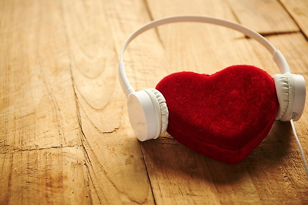 포토 JPG 스튜디오촬영 행복 감정 음악 백그라운드 실내 사랑 사람없음 빨간색 헤드폰 하트 즐거움 오브젝트 나무배경 국내포토 모양 컬러 음향기기 문화예술 내부 파일형식