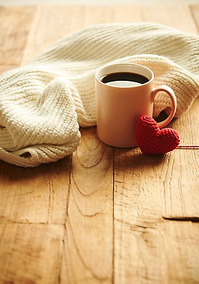 포토 JPG 스튜디오촬영 행복 감정 커피 백그라운드 쿠션 실내 따뜻함 사랑 사람없음 빨간색 머그컵 하트 담요 즐거움 오브젝트 나무배경 국내포토 모양 음료 컬러 내부 컵 파일형식