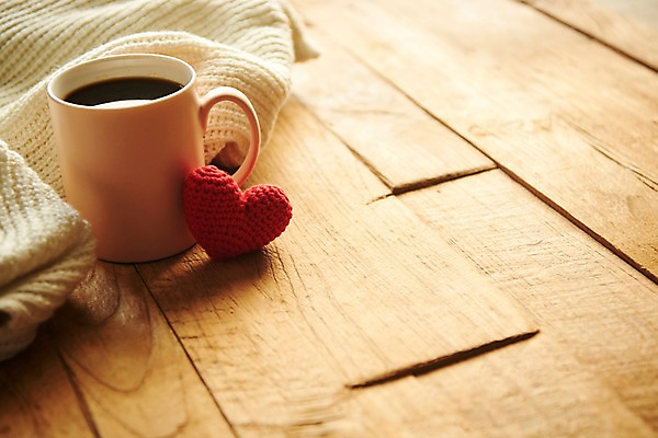 포토 JPG 스튜디오촬영 행복 감정 커피 백그라운드 실내 따뜻함 사랑 사람없음 빨간색 머그컵 하트 털실 담요 스웨터 오브젝트 나무배경 국내포토 모양 음료 컬러 상의 내부 컵 실 파일형식