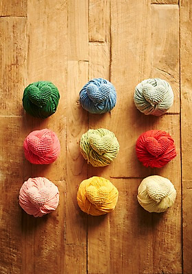 포토 JPG 스튜디오촬영 행복 감정 백그라운드 쿠션 실내 사랑 사람없음 컬러풀 하트 실 즐거움 오브젝트 실뭉치 나무배경 국내포토 모양 컬러 내부 파일형식