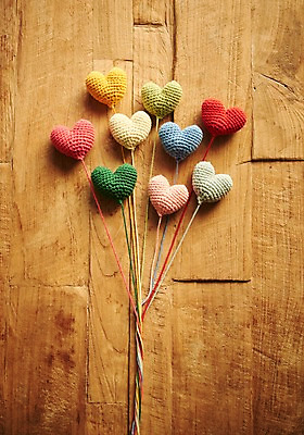 포토 JPG 스튜디오촬영 행복 감정 백그라운드 쿠션 실내 사랑 사람없음 컬러풀 하트 털실 실 즐거움 오브젝트 실뭉치 나무배경 국내포토 모양 컬러 내부 파일형식