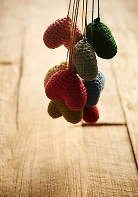 포토 JPG 스튜디오촬영 행복 감정 백그라운드 쿠션 실내 매달리기 사랑 사람없음 컬러풀 하트 털실 실 즐거움 오브젝트 실뭉치 나무배경 국내포토 모양 컬러 모션 내부 파일형식