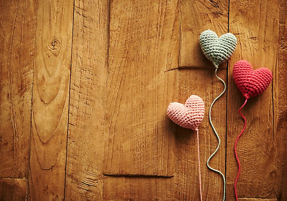 포토 JPG 스튜디오촬영 행복 감정 백그라운드 쿠션 실내 사랑 사람없음 컬러풀 하트 털실 실 즐거움 오브젝트 실뭉치 나무배경 국내포토 모양 컬러 내부 파일형식