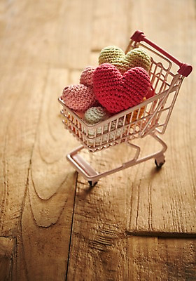 포토 JPG 스튜디오촬영 행복 감정 백그라운드 쿠션 실내 사랑 사람없음 컬러풀 쇼핑카 하트 털실 즐거움 오브젝트 실뭉치 나무배경 국내포토 모양 컬러 내부 쇼핑 카트 실 파일형식