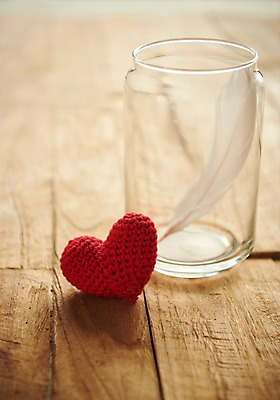 포토 JPG 스튜디오촬영 행복 감정 백그라운드 쿠션 유리병 실내 사랑 사람없음 빨간색 하트 털실 깃털 즐거움 오브젝트 나무배경 국내포토 모양 컬러 병_용기 내부 실 파일형식