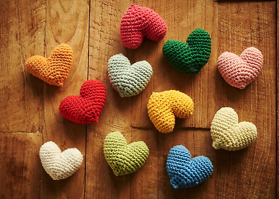 포토 JPG 스튜디오촬영 행복 감정 백그라운드 쿠션 실내 사랑 사람없음 컬러풀 하트 털실 즐거움 오브젝트 실뭉치 나무배경 국내포토 모양 컬러 내부 실 파일형식