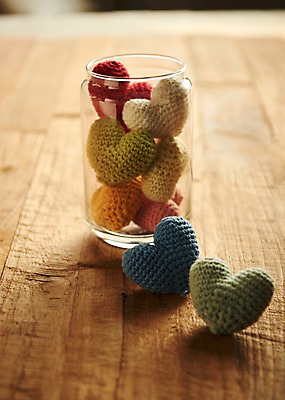 포토 JPG 스튜디오촬영 행복 감정 백그라운드 쿠션 유리병 실내 사랑 사람없음 컬러풀 하트 즐거움 오브젝트 나무배경 국내포토 모양 컬러 병_용기 내부 파일형식