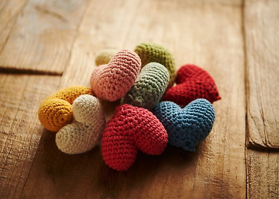 포토 JPG 스튜디오촬영 행복 감정 백그라운드 쿠션 실내 따뜻함 사랑 사람없음 빨간색 컬러풀 하트 털실 즐거움 오브젝트 나무배경 국내포토 모양 컬러 내부 실 파일형식