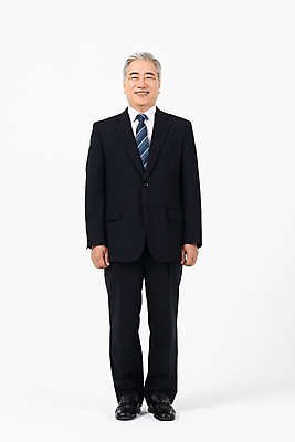 포토 JPG 스튜디오촬영 전신 응시 노년 남자 비즈니스 CEO 실내 한명 서기 미소 사람 정장 앞모습 한국인 직장인 비즈니스맨 60대 사장 흰배경 노인남자한명만 국내포토 직업 1 시선 옷 뷰포인트 백그라운드 모션 표정 동양인 성인 내부 흰색 남자한명만 노인남자만 파일형식