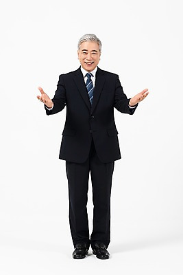 포토 JPG 스튜디오촬영 전신 응시 노년 남자 비즈니스 CEO 팔벌리기 실내 한명 서기 미소 사람 정장 손짓 앞모습 손들기 한국인 직장인 비즈니스맨 60대 사장 흰배경 리더 노인남자한명만 국내포토 직업 1 시선 옷 뷰포인트 백그라운드 모션 표정 동양인 성인 내부 흰색 남자한명만 노인남자만 파일형식