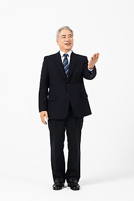 포토 JPG 스튜디오촬영 전신 응시 노년 남자 비즈니스 CEO 실내 한명 서기 미소 사람 정장 손짓 앞모습 손들기 한국인 직장인 비즈니스맨 60대 사장 흰배경 리더 노인남자한명만 국내포토 직업 1 시선 옷 뷰포인트 백그라운드 모션 표정 동양인 성인 내부 흰색 남자한명만 노인남자만 파일형식