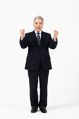 포토 JPG 스튜디오촬영 전신 응시 노년 남자 비즈니스 CEO 실내 한명 서기 미소 사람 정장 앞모습 손들기 파이팅 주먹 한국인 직장인 비즈니스맨 60대 사장 흰배경 리더 노인남자한명만 국내포토 직업 1 시선 옷 뷰포인트 백그라운드 모션 표정 동양인 성인 내부 흰색 남자한명만 노인남자만 파일형식