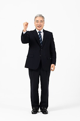 포토 JPG 스튜디오촬영 전신 응시 노년 남자 비즈니스 CEO 실내 한명 서기 미소 사람 정장 앞모습 손들기 파이팅 주먹 한국인 직장인 비즈니스맨 60대 사장 흰배경 리더 노인남자한명만 국내포토 직업 1 시선 옷 뷰포인트 백그라운드 모션 표정 동양인 성인 내부 흰색 남자한명만 노인남자만 파일형식
