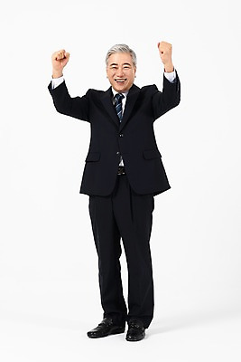 포토 JPG 스튜디오촬영 전신 노년 남자 비즈니스 CEO 실내 한명 서기 웃음 사람 정장 앞모습 손들기 파이팅 주먹 한국인 직장인 비즈니스맨 자신감 60대 사장 흰배경 리더 노인남자한명만 국내포토 직업 1 옷 감정 뷰포인트 백그라운드 모션 표정 동양인 성인 내부 흰색 남자한명만 노인남자만 파일형식
