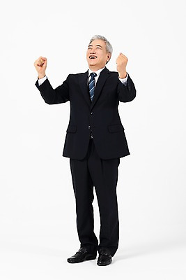 포토 JPG 스튜디오촬영 전신 응시 노년 남자 비즈니스 CEO 실내 한명 서기 웃음 사람 정장 앞모습 파이팅 주먹 한국인 직장인 비즈니스맨 60대 사장 즐거움 흰배경 노인남자한명만 국내포토 직업 1 시선 옷 감정 뷰포인트 백그라운드 모션 표정 동양인 성인 내부 흰색 남자한명만 노인남자만 파일형식