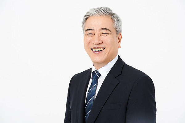 포토 JPG 스튜디오촬영 응시 노년 남자 비즈니스 CEO 실내 한명 미소 사람 정장 상반신 옆모습 한국인 직장인 비즈니스맨 60대 사장 흰배경 리더 노인남자한명만 국내포토 직업 1 시선 옷 뷰포인트 백그라운드 표정 동양인 성인 내부 흰색 남자한명만 노인남자만 파일형식