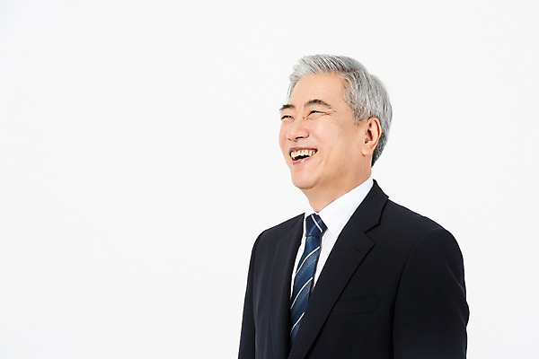 포토 JPG 스튜디오촬영 응시 노년 남자 비즈니스 CEO 실내 한명 미소 사람 정장 상반신 옆모습 한국인 직장인 비즈니스맨 60대 사장 흰배경 리더 노인남자한명만 국내포토 직업 1 시선 옷 뷰포인트 백그라운드 표정 동양인 성인 내부 흰색 남자한명만 노인남자만 파일형식