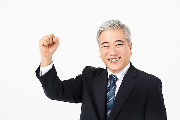 포토 JPG 스튜디오촬영 응시 노년 남자 비즈니스 CEO 실내 한명 미소 사람 정장 상반신 앞모습 손들기 파이팅 주먹 한국인 직장인 비즈니스맨 자신감 60대 사장 흰배경 리더 노인남자한명만 국내포토 직업 1 시선 옷 감정 뷰포인트 백그라운드 모션 표정 동양인 성인 내부 흰색 남자한명만 노인남자만 파일형식