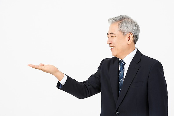 포토 JPG 스튜디오촬영 응시 노년 남자 비즈니스 CEO 실내 손바닥 한명 미소 사람 정장 상반신 옆모습 한국인 직장인 비즈니스맨 60대 사장 손내밀기 흰배경 노인남자한명만 국내포토 직업 1 손 시선 옷 뷰포인트 백그라운드 표정 동양인 손짓 성인 내부 흰색 남자한명만 노인남자만 파일형식