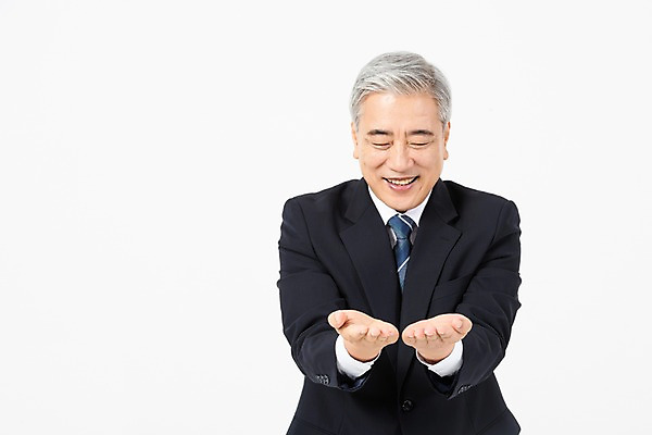 포토 JPG 스튜디오촬영 응시 노년 남자 비즈니스 CEO 실내 손바닥 한명 웃음 사람 정장 손짓 상반신 앞모습 한국인 직장인 비즈니스맨 60대 사장 손내밀기 흰배경 노인남자한명만 국내포토 직업 1 손 시선 옷 뷰포인트 백그라운드 모션 표정 동양인 성인 내부 흰색 남자한명만 노인남자만 파일형식