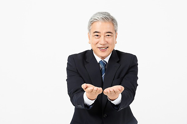 포토 JPG 스튜디오촬영 응시 노년 남자 비즈니스 CEO 실내 손바닥 한명 미소 사람 정장 손짓 상반신 앞모습 한국인 직장인 비즈니스맨 60대 사장 손내밀기 흰배경 노인남자한명만 국내포토 직업 1 손 시선 옷 뷰포인트 백그라운드 모션 표정 동양인 성인 내부 흰색 남자한명만 노인남자만 파일형식