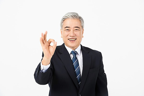 포토 JPG 스튜디오촬영 응시 노년 남자 비즈니스 CEO 실내 한명 미소 사람 정장 손짓 상반신 앞모습 한국인 직장인 비즈니스맨 60대 OK 사장 흰배경 노인남자한명만 국내포토 직업 1 시선 옷 뷰포인트 백그라운드 모션 표정 동양인 성인 내부 흰색 남자한명만 노인남자만 파일형식