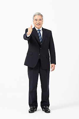 포토 JPG 스튜디오촬영 전신 응시 노년 남자 비즈니스 CEO 실내 한명 서기 미소 사람 정장 손짓 앞모습 한국인 엄지손가락 최고 직장인 비즈니스맨 60대 사장 흰배경 리더 노인남자한명만 국내포토 직업 1 시선 옷 뷰포인트 백그라운드 손가락 모션 표정 동양인 성인 내부 흰색 남자한명만 노인남자만 파일형식