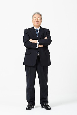 포토 JPG 스튜디오촬영 전신 응시 노년 남자 비즈니스 CEO 실내 한명 서기 미소 사람 정장 앞모습 팔짱 한국인 직장인 비즈니스맨 60대 사장 흰배경 리더 노인남자한명만 국내포토 직업 1 시선 옷 뷰포인트 백그라운드 모션 표정 동양인 성인 내부 흰색 남자한명만 노인남자만 파일형식