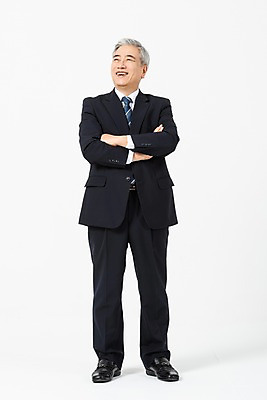 포토 JPG 스튜디오촬영 전신 응시 노년 남자 비즈니스 CEO 실내 한명 서기 미소 웃음 사람 정장 앞모습 팔짱 한국인 직장인 비즈니스맨 60대 사장 흰배경 리더 노인남자한명만 국내포토 직업 1 시선 옷 뷰포인트 백그라운드 모션 표정 동양인 성인 내부 흰색 남자한명만 노인남자만 파일형식