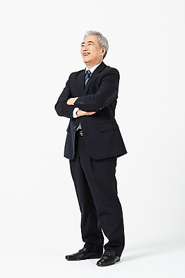 포토 JPG 스튜디오촬영 전신 응시 노년 남자 비즈니스 CEO 실내 한명 서기 웃음 사람 정장 옆모습 팔짱 한국인 직장인 비즈니스맨 60대 사장 흰배경 리더 노인남자한명만 국내포토 직업 1 시선 옷 뷰포인트 백그라운드 모션 표정 동양인 성인 내부 흰색 남자한명만 노인남자만 파일형식