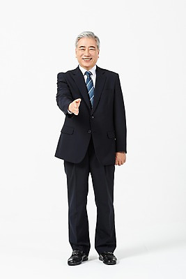 포토 JPG 스튜디오촬영 전신 응시 노년 남자 비즈니스 CEO 악수 실내 한명 서기 미소 사람 정장 앞모습 한국인 직장인 비즈니스맨 60대 사장 손내밀기 흰배경 리더 요청 노인남자한명만 국내포토 직업 1 시선 옷 뷰포인트 백그라운드 모션 표정 동양인 손짓 성인 내부 흰색 남자한명만 노인남자만 파일형식