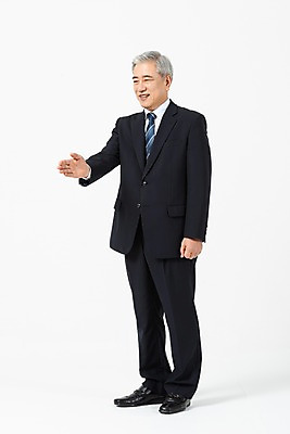포토 JPG 스튜디오촬영 전신 응시 노년 남자 비즈니스 CEO 악수 실내 한명 서기 미소 사람 정장 옆모습 한국인 직장인 비즈니스맨 60대 사장 손내밀기 흰배경 요청 노인남자한명만 국내포토 직업 1 시선 옷 뷰포인트 백그라운드 모션 표정 동양인 손짓 성인 내부 흰색 남자한명만 노인남자만 파일형식