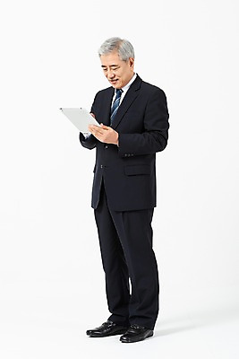 포토 JPG 스튜디오촬영 전신 응시 노년 남자 비즈니스 CEO 실내 한명 서기 미소 사람 정장 옆모습 태블릿 한국인 직장인 비즈니스맨 60대 사장 흰배경 노인남자한명만 국내포토 직업 1 시선 옷 뷰포인트 백그라운드 모션 표정 동양인 성인 내부 전자제품 스마트기기 흰색 남자한명만 노인남자만 파일형식