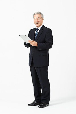 포토 JPG 스튜디오촬영 전신 응시 노년 남자 비즈니스 CEO 실내 한명 서기 미소 들기 사람 정장 옆모습 태블릿 한국인 직장인 비즈니스맨 60대 사장 흰배경 노인남자한명만 국내포토 직업 1 시선 옷 뷰포인트 백그라운드 모션 표정 동양인 성인 내부 전자제품 스마트기기 흰색 남자한명만 노인남자만 파일형식
