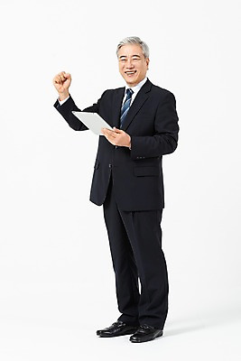 포토 JPG 스튜디오촬영 전신 노년 남자 비즈니스 CEO 실내 한명 서기 미소 사람 정장 옆모습 태블릿 파이팅 한국인 직장인 비즈니스맨 60대 사장 흰배경 리더 노인남자한명만 국내포토 직업 1 옷 뷰포인트 백그라운드 모션 표정 동양인 성인 내부 전자제품 스마트기기 흰색 남자한명만 노인남자만 파일형식
