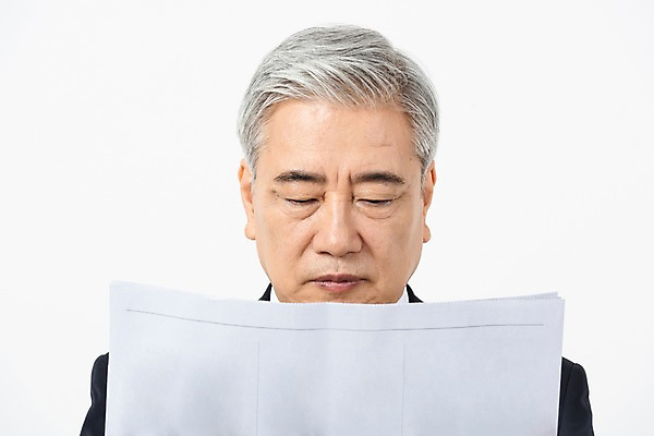 포토 JPG 스튜디오촬영 응시 노년 남자 비즈니스 CEO 실내 표정 한명 사람 정장 상반신 앞모습 한국인 직장인 비즈니스맨 신문 신문읽기 60대 사장 흰배경 심각 노인남자한명만 국내포토 직업 1 시선 옷 뷰포인트 백그라운드 컨셉 동양인 성인 내부 간행물 흰색 뉴스 읽기 남자한명만 노인남자만 파일형식