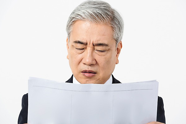 포토 JPG 스튜디오촬영 노년 남자 비즈니스 CEO 실내 표정 한명 사람 정장 상반신 앞모습 한국인 직장인 비즈니스맨 신문 신문읽기 60대 사장 흰배경 심각 노인남자한명만 국내포토 직업 1 옷 뷰포인트 백그라운드 컨셉 동양인 성인 내부 간행물 흰색 뉴스 읽기 남자한명만 노인남자만 파일형식