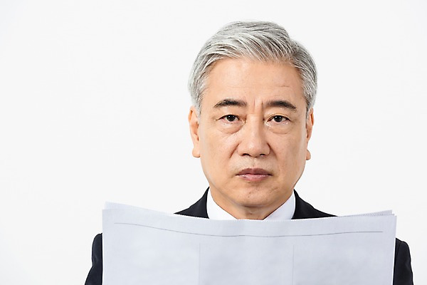 포토 JPG 스튜디오촬영 응시 노년 남자 비즈니스 CEO 실내 표정 한명 사람 정장 상반신 앞모습 한국인 직장인 비즈니스맨 신문 신문읽기 60대 사장 흰배경 심각 노인남자한명만 국내포토 직업 1 시선 옷 뷰포인트 백그라운드 컨셉 동양인 성인 내부 간행물 흰색 뉴스 읽기 남자한명만 노인남자만 파일형식