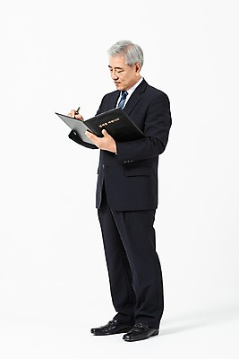 포토 JPG 스튜디오촬영 전신 응시 노년 남자 비즈니스 CEO 실내 한명 서기 사람 정장 옆모습 펜 한국인 직장인 비즈니스맨 60대 사장 흰배경 리더 결재 결재판 서명 노인남자한명만 국내포토 직업 1 시선 옷 뷰포인트 백그라운드 모션 동양인 성인 내부 필기구 흰색 남자한명만 노인남자만 파일형식